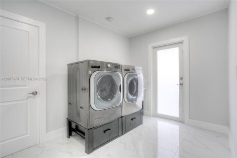 Villa ou maison à vendre à Hialeah, Floride: 4 chambres, 255.3 m2 № 2071551 - photo 9