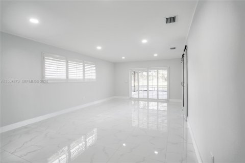 Villa ou maison à vendre à Hialeah, Floride: 4 chambres, 255.3 m2 № 2071551 - photo 12