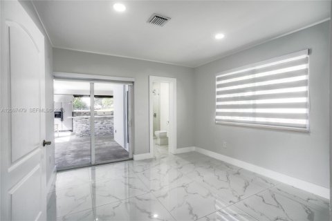 Villa ou maison à vendre à Hialeah, Floride: 4 chambres, 255.3 m2 № 2071551 - photo 7