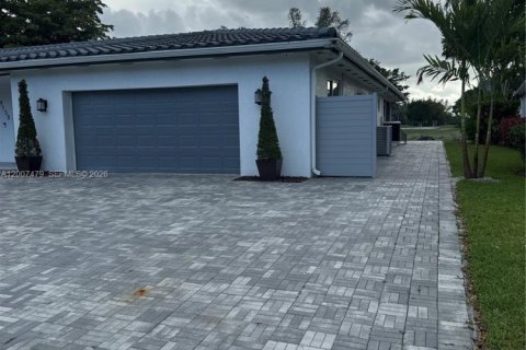 Villa ou maison à vendre à Hialeah, Floride: 4 chambres, 255.3 m2 № 2071551 - photo 3