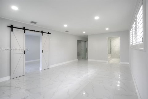 Villa ou maison à vendre à Hialeah, Floride: 4 chambres, 255.3 m2 № 2071551 - photo 13