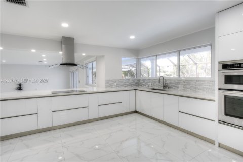 Villa ou maison à vendre à Hialeah, Floride: 4 chambres, 255.3 m2 № 2071551 - photo 6