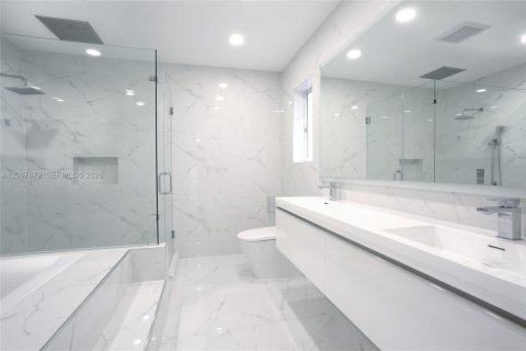Villa ou maison à vendre à Hialeah, Floride: 4 chambres, 255.3 m2 № 2071551 - photo 14