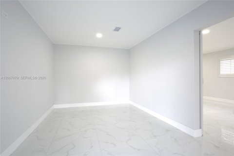 Villa ou maison à vendre à Hialeah, Floride: 4 chambres, 255.3 m2 № 2071551 - photo 16