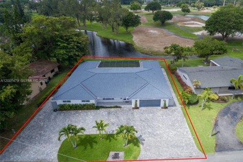 Villa ou maison à vendre à Hialeah, Floride: 4 chambres, 255.3 m2 № 2071551 - photo 23