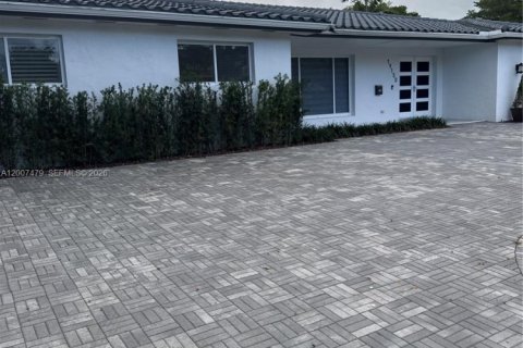 Villa ou maison à vendre à Hialeah, Floride: 4 chambres, 255.3 m2 № 2071551 - photo 4