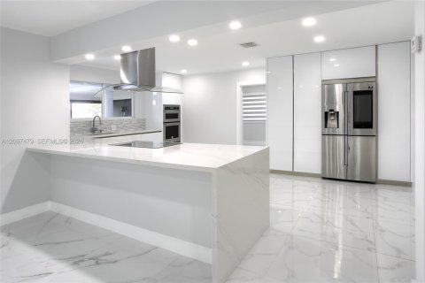 Villa ou maison à vendre à Hialeah, Floride: 4 chambres, 255.3 m2 № 2071551 - photo 5