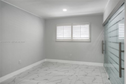 Villa ou maison à vendre à Hialeah, Floride: 4 chambres, 255.3 m2 № 2071551 - photo 19