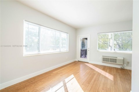 Снять в аренду квартиру в Майами-Бич, Флорида 2 спальни, 69.58м2, № 2000677 - фото 2