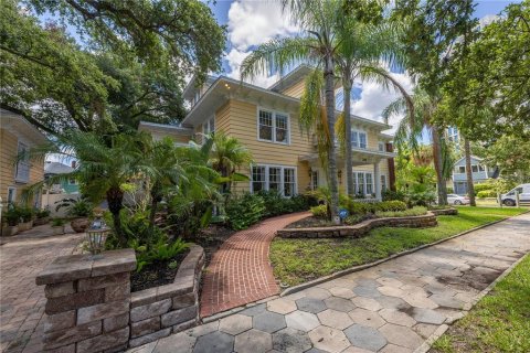 House in Saint Petersburg, Florida 7 bedrooms, 490.71 sq.m. № 1808104 - photo 1