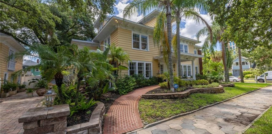 House in Saint Petersburg, Florida 7 bedrooms, 490.71 sq.m. № 1808104