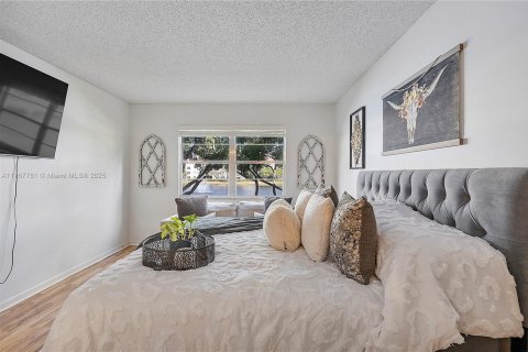 Condo in Pembroke Pines, Florida, 2 bedrooms  № 1698196 - photo 12