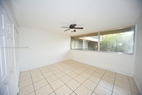 Condo in Hialeah, Florida, 2 bedrooms  № 1766923 - photo 6