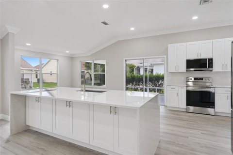 House in The Villages, Florida 2 bedrooms, 165.55 sq.m. № 2157251 - photo 12