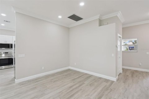 House in The Villages, Florida 2 bedrooms, 165.55 sq.m. № 2157251 - photo 6