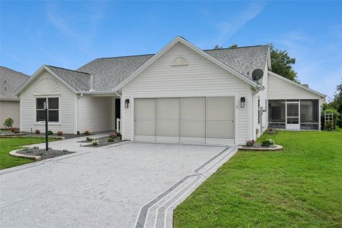 House in The Villages, Florida 2 bedrooms, 165.55 sq.m. № 2157251 - photo 4