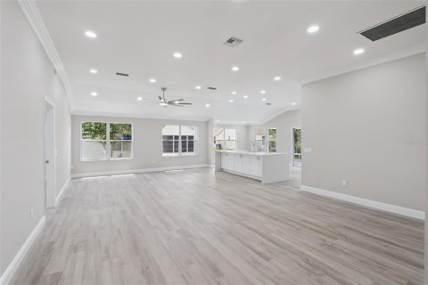 House in The Villages, Florida 2 bedrooms, 165.55 sq.m. № 2157251 - photo 8