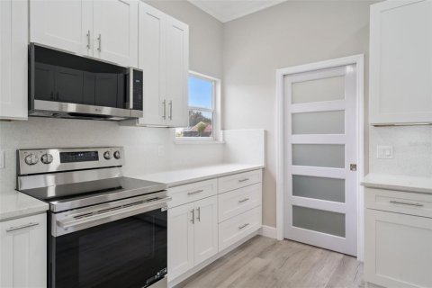 House in The Villages, Florida 2 bedrooms, 165.55 sq.m. № 2157251 - photo 21