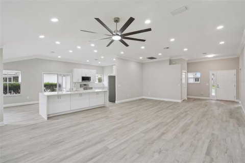 House in The Villages, Florida 2 bedrooms, 165.55 sq.m. № 2157251 - photo 5