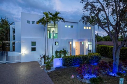 House in Fort Lauderdale, Florida 7 bedrooms, 418.06 sq.m. № 2180719