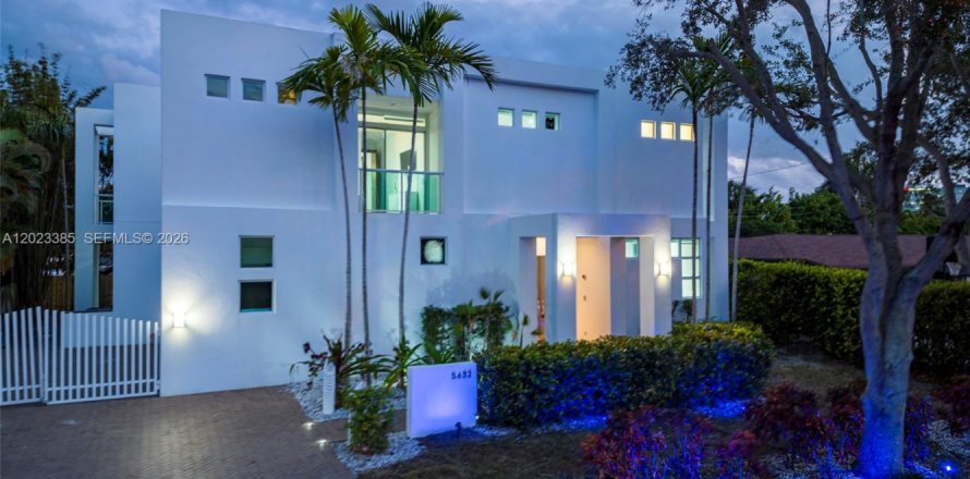 House in Fort Lauderdale, Florida 7 bedrooms, 418.06 sq.m. № 2180719