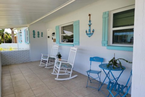 Купить виллу или дом в Форт Майерс, Флорида 2 спальни, 90.39м2, № 1982543 - фото 3