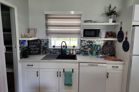 Купить виллу или дом в Форт Майерс, Флорида 2 спальни, 90.39м2, № 1982543 - фото 6