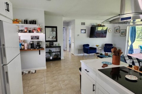 Купить виллу или дом в Форт Майерс, Флорида 2 спальни, 90.39м2, № 1982543 - фото 11