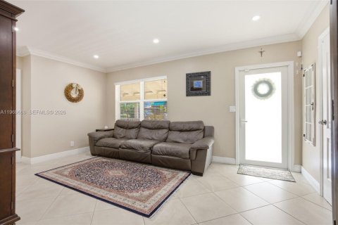 House in West Miami, Florida 3 bedrooms, 101.36 sq.m. № 2030593 - photo 6