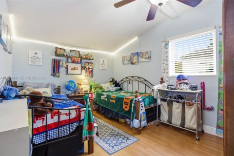 House in West Miami, Florida 3 bedrooms, 101.36 sq.m. № 2030593 - photo 15