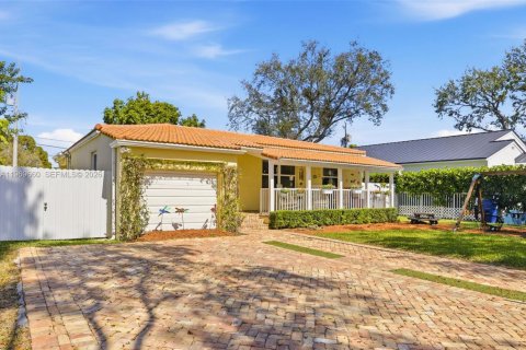 House in West Miami, Florida 3 bedrooms, 101.36 sq.m. № 2030593