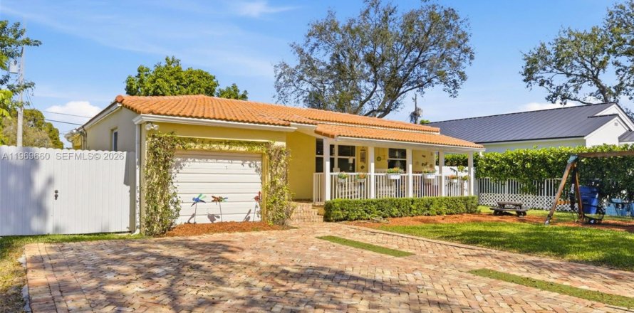 House in West Miami, Florida 3 bedrooms, 101.36 sq.m. № 2030593