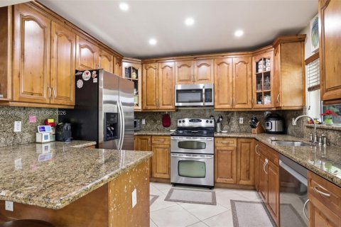 House in West Miami, Florida 3 bedrooms, 101.36 sq.m. № 2030593 - photo 8