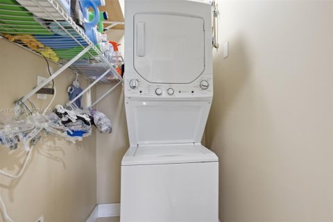 House in West Miami, Florida 3 bedrooms, 101.36 sq.m. № 2030593 - photo 20