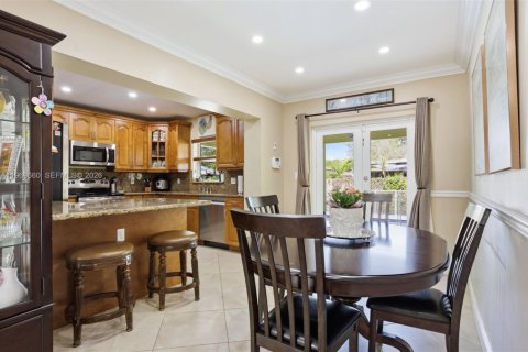 House in West Miami, Florida 3 bedrooms, 101.36 sq.m. № 2030593 - photo 7