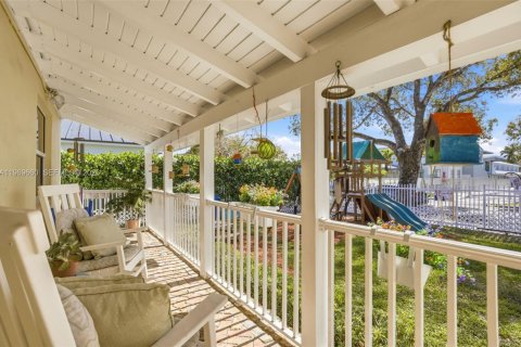 House in West Miami, Florida 3 bedrooms, 101.36 sq.m. № 2030593 - photo 3