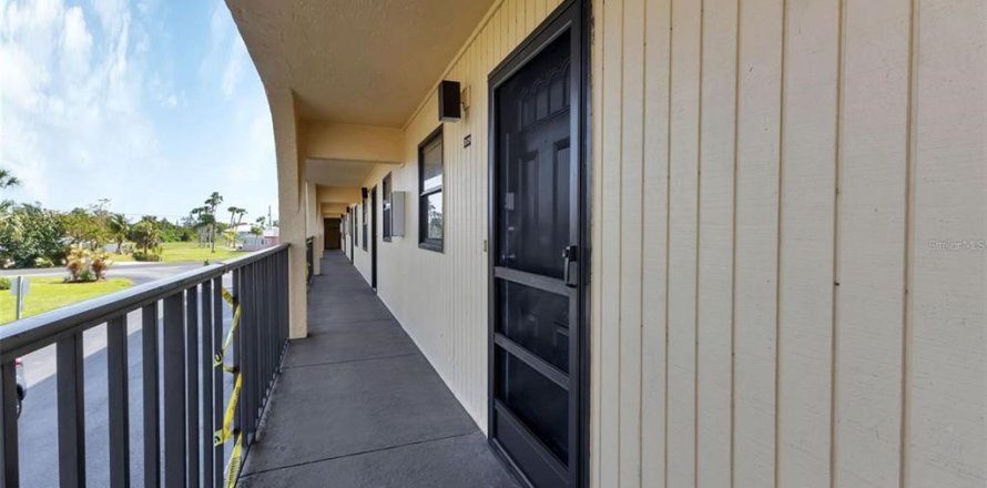 Condominio en Port Charlotte, Florida, 2 dormitorios № 1747548