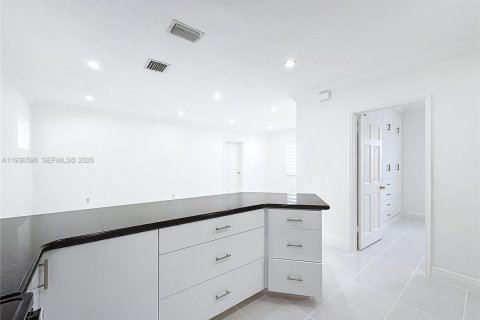Villa ou maison à vendre à Miami, Floride: 5 chambres, 149.29 m2 № 1996002 - photo 17