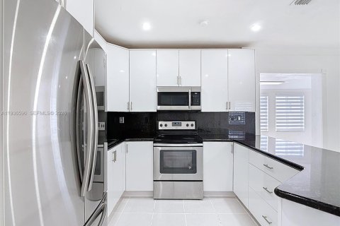 Villa ou maison à vendre à Miami, Floride: 5 chambres, 149.29 m2 № 1996002 - photo 15