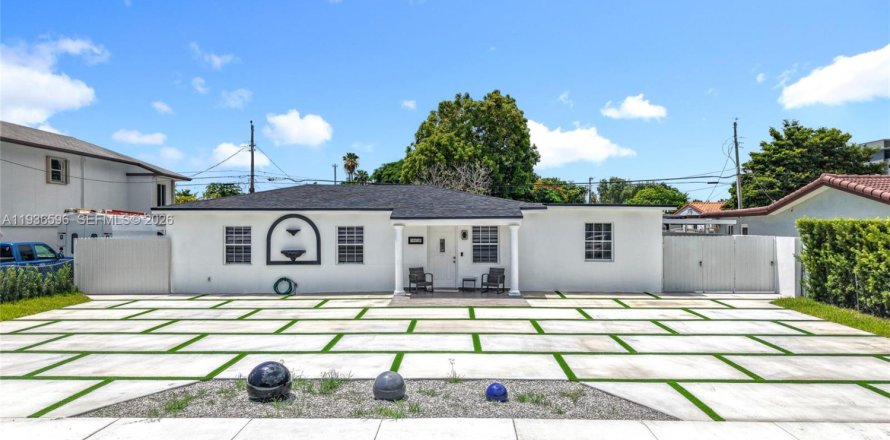 Villa ou maison à Miami, Floride 5 chambres, 149.29 m2 № 1996002