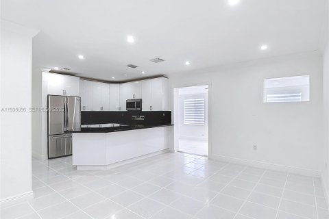 Villa ou maison à vendre à Miami, Floride: 5 chambres, 149.29 m2 № 1996002 - photo 11