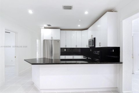 Villa ou maison à vendre à Miami, Floride: 5 chambres, 149.29 m2 № 1996002 - photo 13