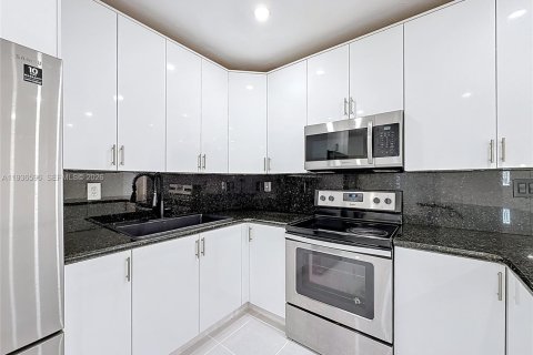 Villa ou maison à vendre à Miami, Floride: 5 chambres, 149.29 m2 № 1996002 - photo 16