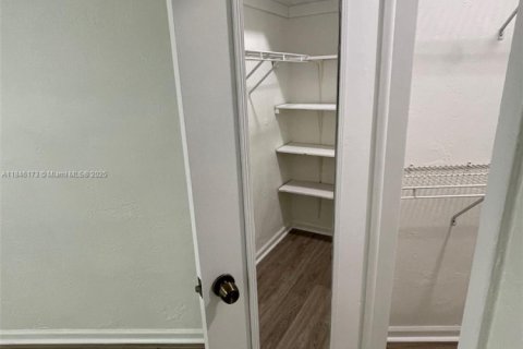 Condo in Kendall, Florida, 3 bedrooms  № 1847598 - photo 13