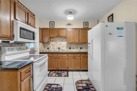 Купить виллу или дом в Майами-Спрингс, Флорида 3 спальни, 183.95м2, № 2023570 - фото 18