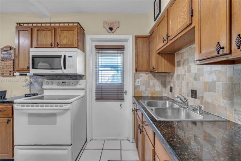 Купить виллу или дом в Майами-Спрингс, Флорида 3 спальни, 183.95м2, № 2023570 - фото 17