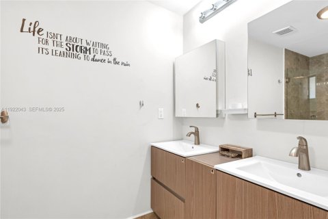 Casa en venta en Miami Lakes, Florida, 3 dormitorios, 176.79 m2 № 1982711 - foto 23