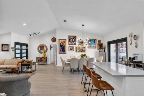 Casa en venta en Miami Lakes, Florida, 3 dormitorios, 176.79 m2 № 1982711 - foto 12