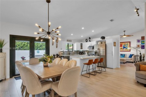 Casa en venta en Miami Lakes, Florida, 3 dormitorios, 176.79 m2 № 1982711 - foto 2