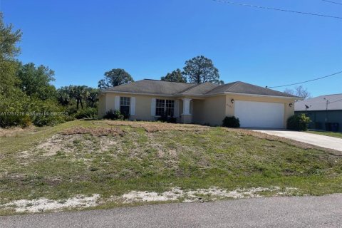 House in Lehigh Acres, Florida 3 bedrooms № 1698509 - photo 1
